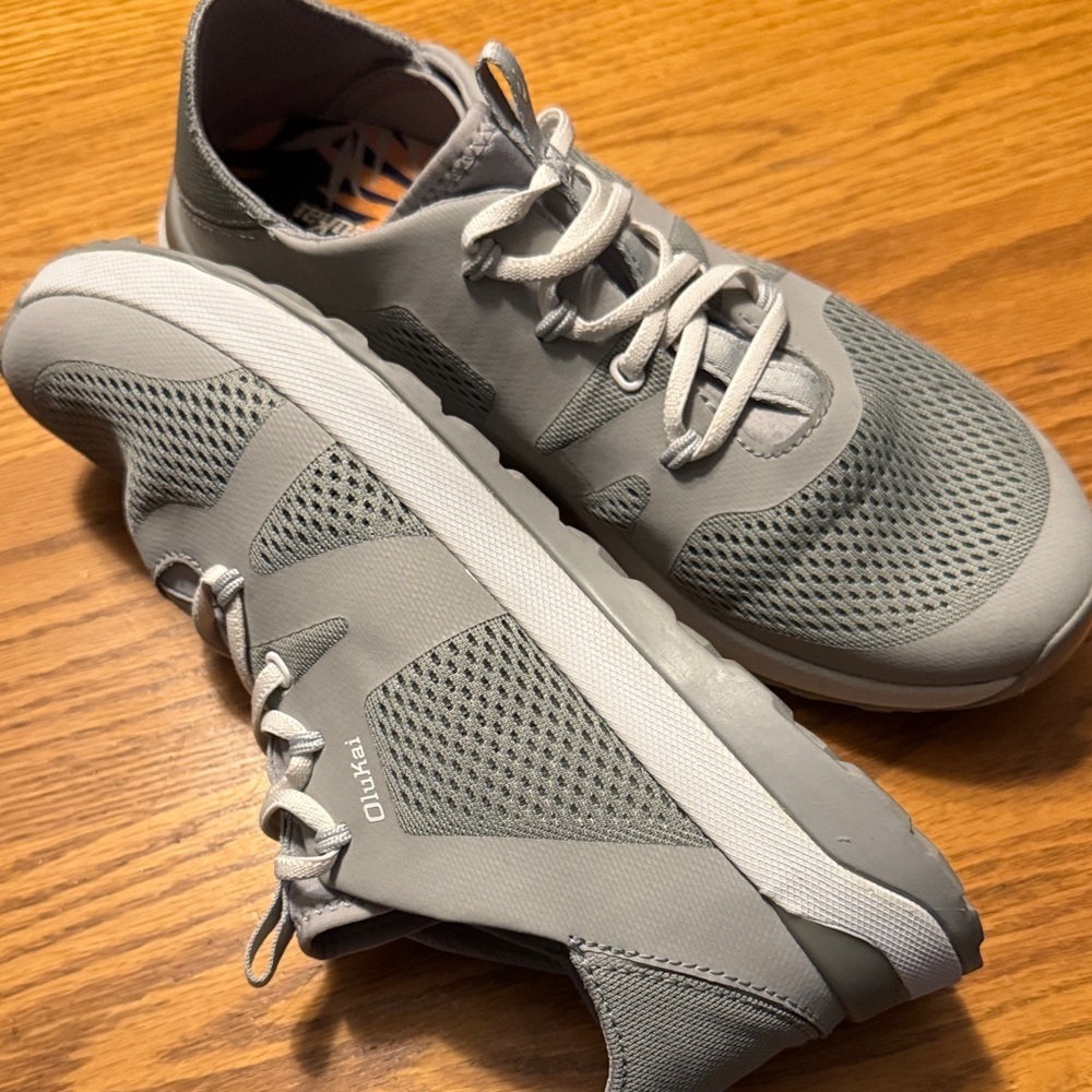 OluKai PGPG Hula Womens Light Gray flexible Sneakers size 9.5